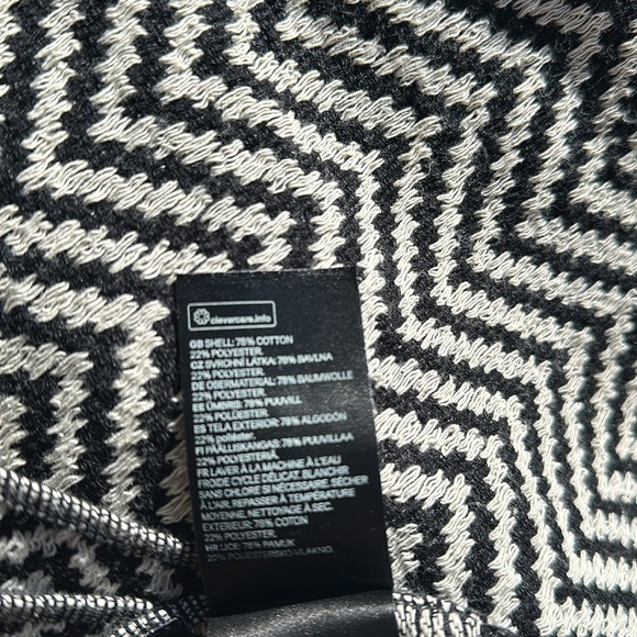 H&M scarf/wrap in black & white stripes.78% cotton,22% polyester. - Picture 7 of 7